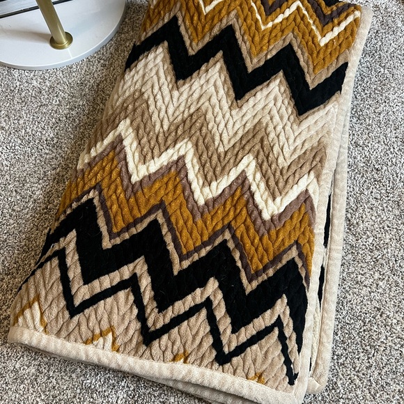 Missoni x Target Zigzag Blanket in Black, Brown, and Cream - Picture 4 of 6